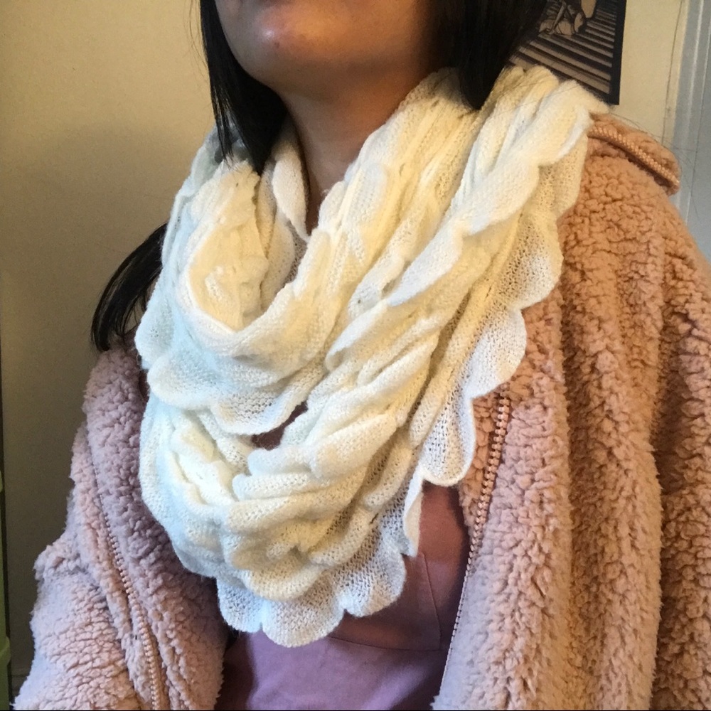 White Scallop Scarf πΌπ»ππ - Picture 3 of 6